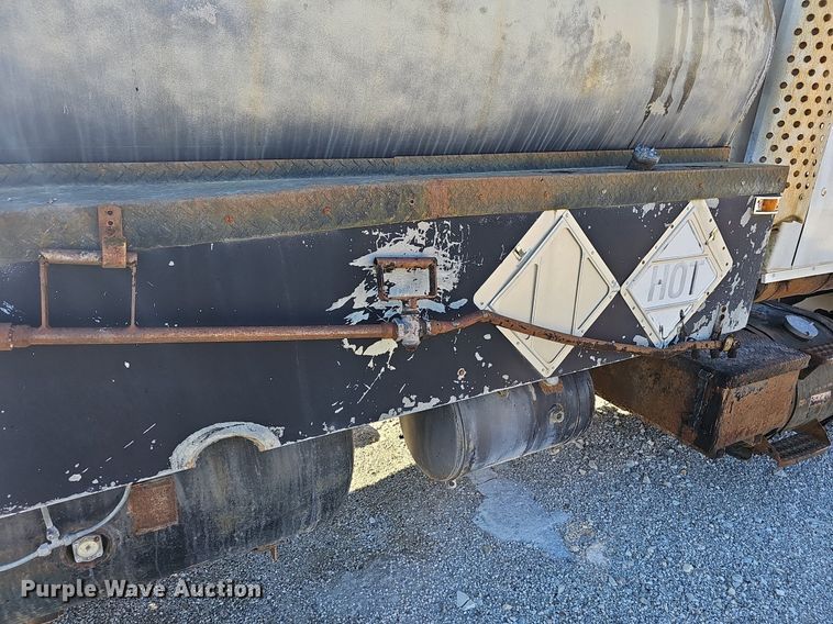 image for item EJ5931 1984 Ford LN8000 oil distributor truck