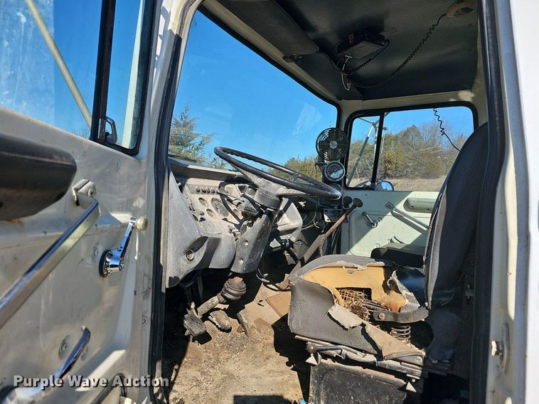 image for item EJ5931 1984 Ford LN8000 oil distributor truck