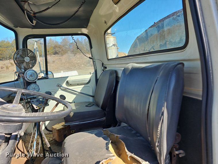 image for item EJ5931 1984 Ford LN8000 oil distributor truck