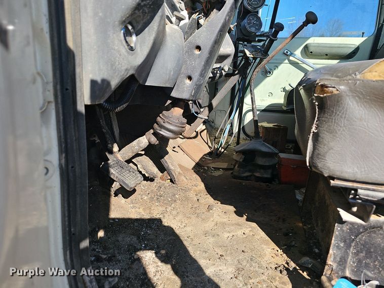 image for item EJ5931 1984 Ford LN8000 oil distributor truck