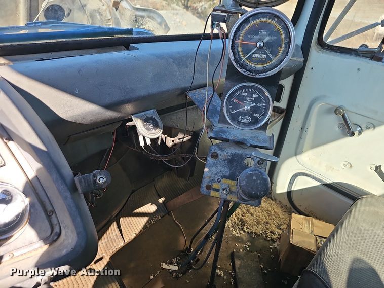 image for item EJ5931 1984 Ford LN8000 oil distributor truck