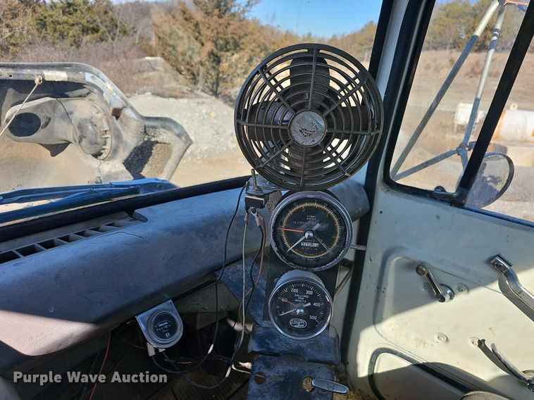 image for item EJ5931 1984 Ford LN8000 oil distributor truck