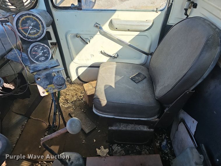 image for item EJ5931 1984 Ford LN8000 oil distributor truck