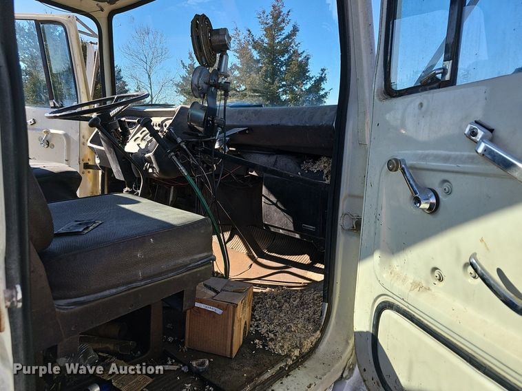 image for item EJ5931 1984 Ford LN8000 oil distributor truck