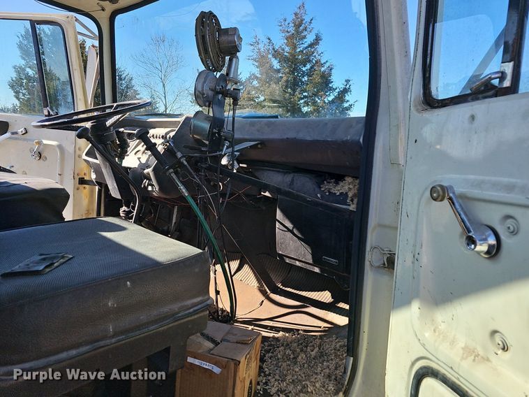 image for item EJ5931 1984 Ford LN8000 oil distributor truck