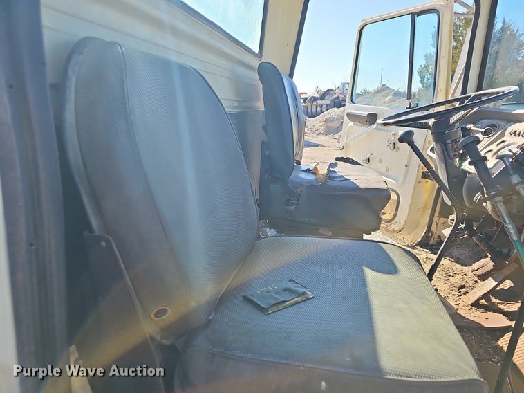 image for item EJ5931 1984 Ford LN8000 oil distributor truck