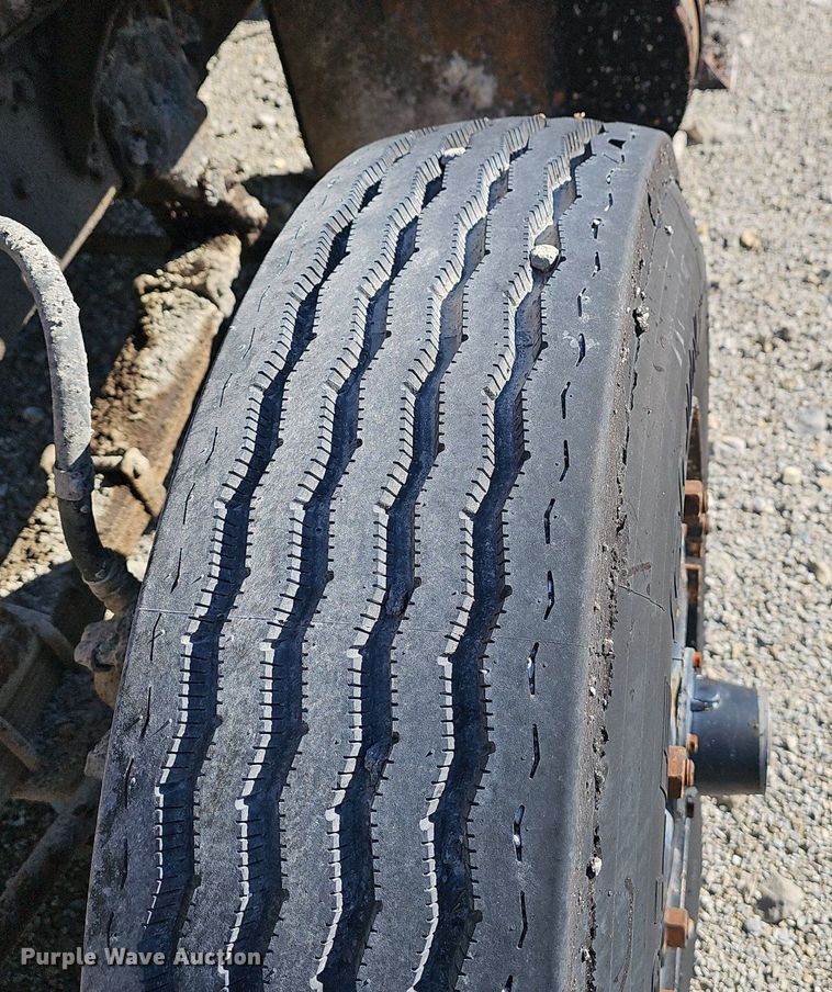 image for item EJ5931 1984 Ford LN8000 oil distributor truck