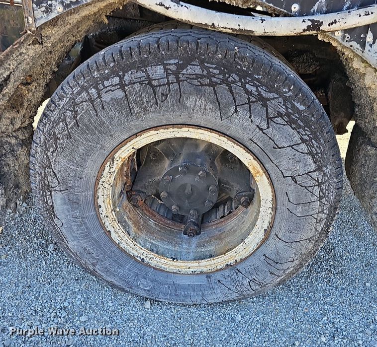 image for item EJ5931 1984 Ford LN8000 oil distributor truck