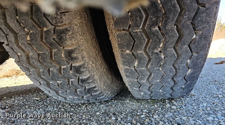 image for item EJ5931 1984 Ford LN8000 oil distributor truck