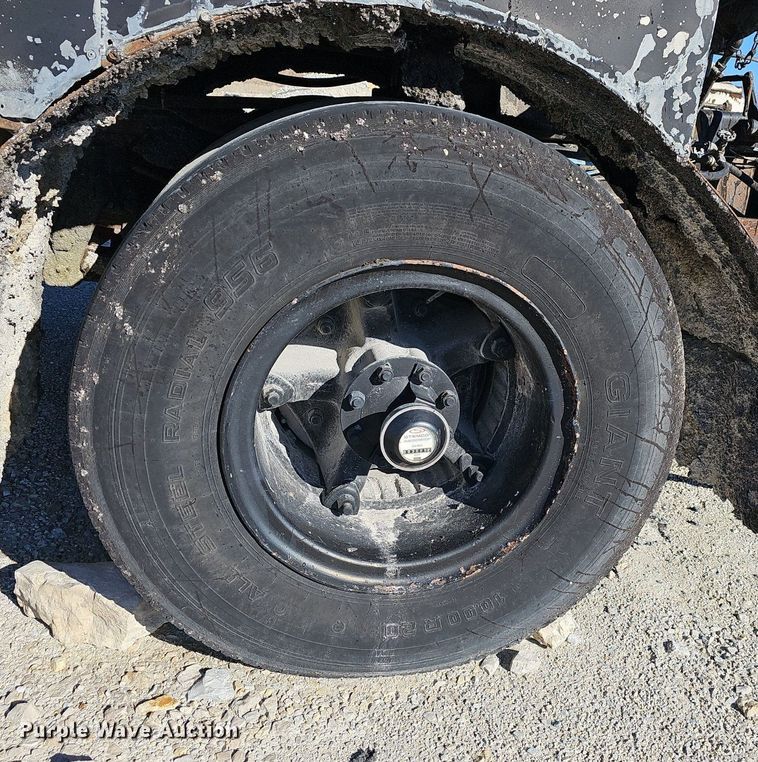 image for item EJ5931 1984 Ford LN8000 oil distributor truck