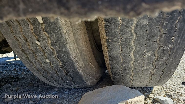 image for item EJ5931 1984 Ford LN8000 oil distributor truck