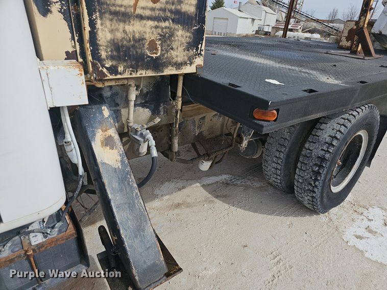 image for item EJ5955 1989 International 1754 bucket truck