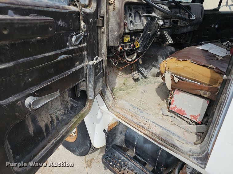 image for item EJ5955 1989 International 1754 bucket truck