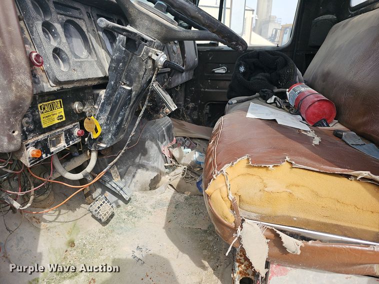 image for item EJ5955 1989 International 1754 bucket truck