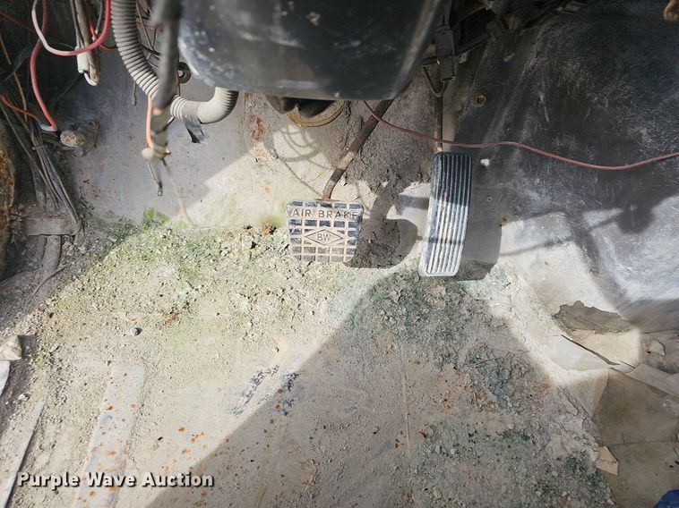 image for item EJ5955 1989 International 1754 bucket truck