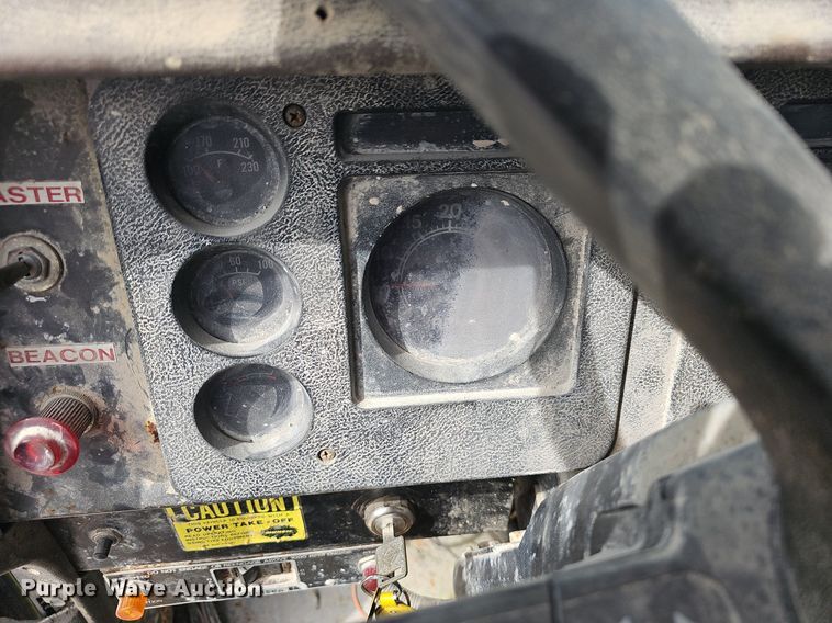 image for item EJ5955 1989 International 1754 bucket truck