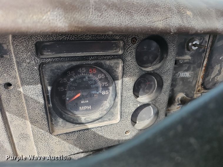 image for item EJ5955 1989 International 1754 bucket truck