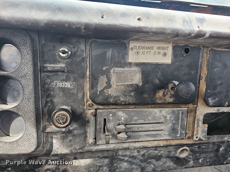 image for item EJ5955 1989 International 1754 bucket truck