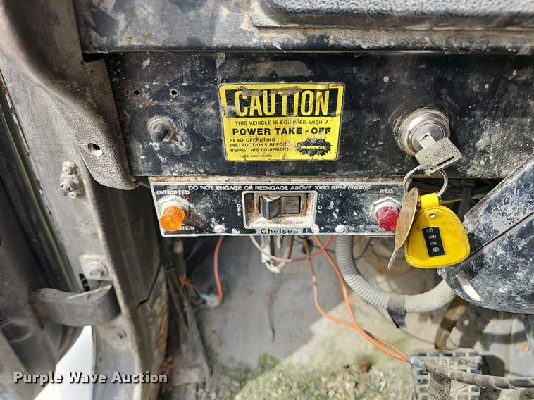 image for item EJ5955 1989 International 1754 bucket truck