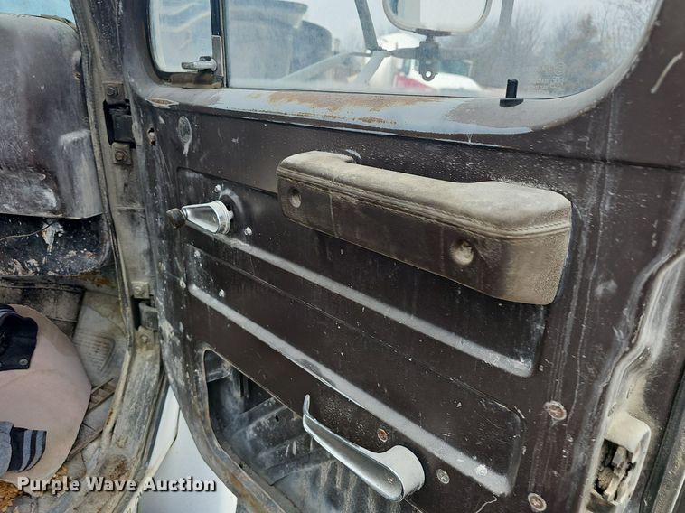 image for item EJ5955 1989 International 1754 bucket truck