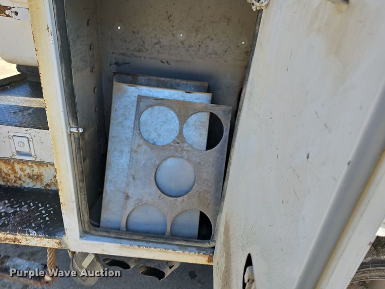 image for item EJ5956 2016 Ford  F550 Super Duty bucket truck