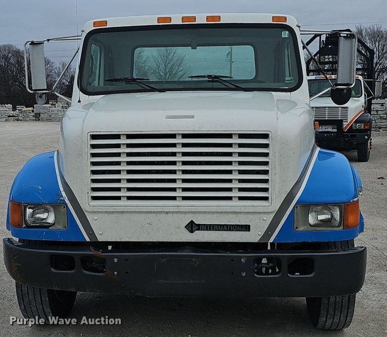 image for item EJ6073 2002 International 4700 truck cab and chassis