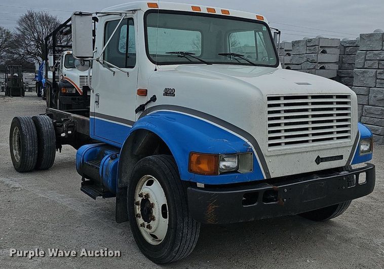 image for item EJ6073 2002 International 4700 truck cab and chassis