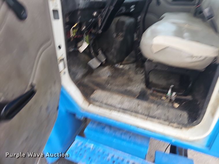 image for item EJ6073 2002 International 4700 truck cab and chassis