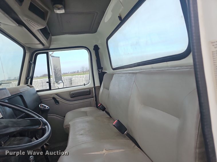 image for item EJ6073 2002 International 4700 truck cab and chassis