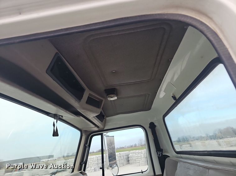 image for item EJ6073 2002 International 4700 truck cab and chassis