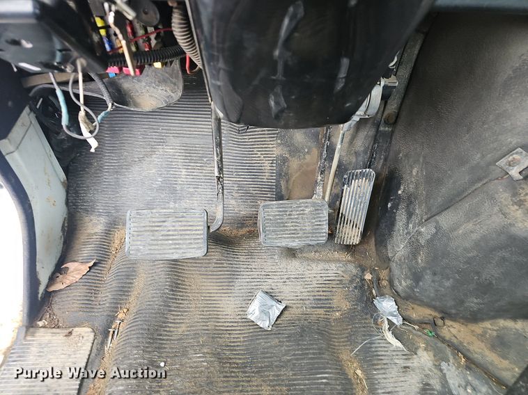 image for item EJ6073 2002 International 4700 truck cab and chassis