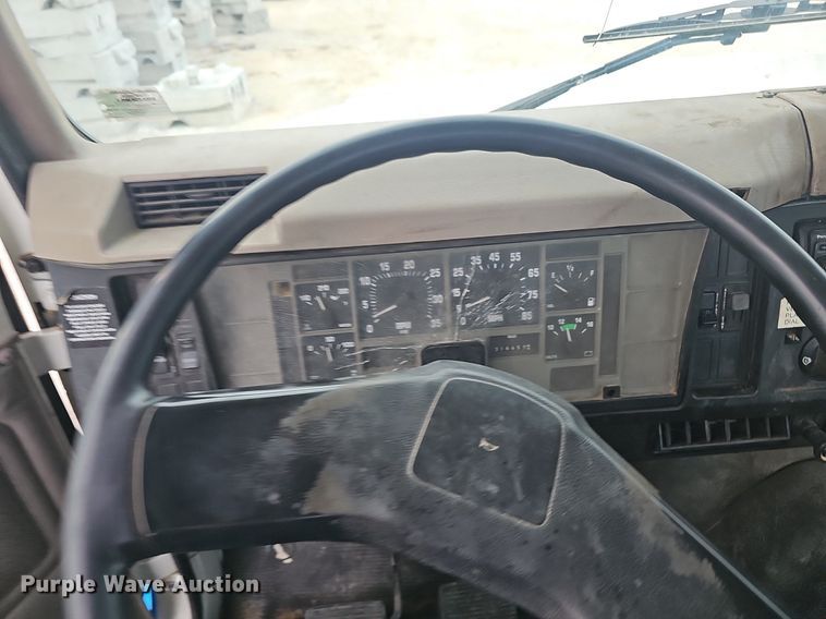 image for item EJ6073 2002 International 4700 truck cab and chassis