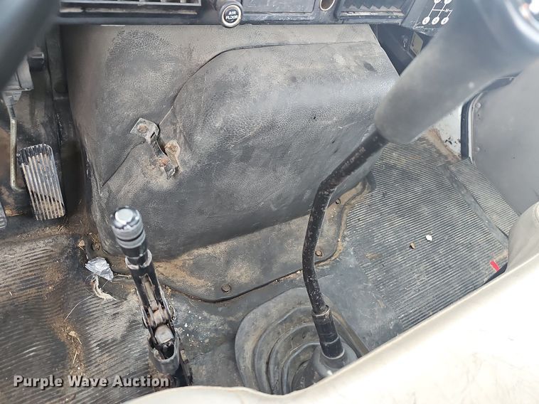 image for item EJ6073 2002 International 4700 truck cab and chassis