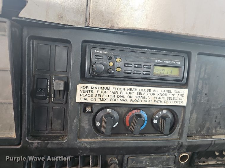 image for item EJ6073 2002 International 4700 truck cab and chassis