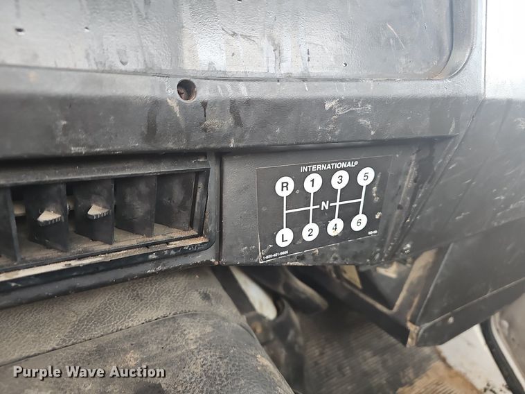 image for item EJ6073 2002 International 4700 truck cab and chassis