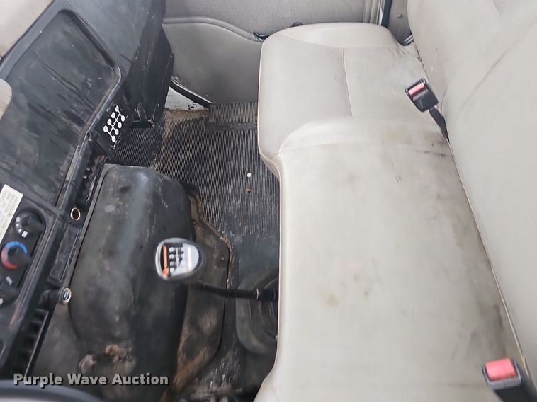 image for item EJ6073 2002 International 4700 truck cab and chassis