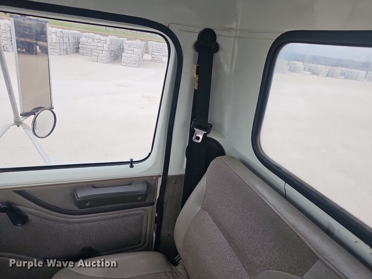 image for item EJ6073 2002 International 4700 truck cab and chassis