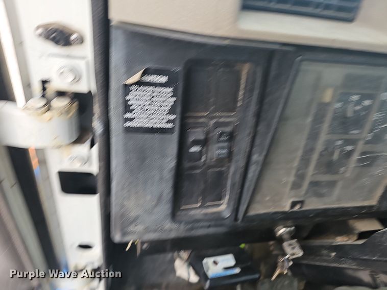 image for item EJ6073 2002 International 4700 truck cab and chassis