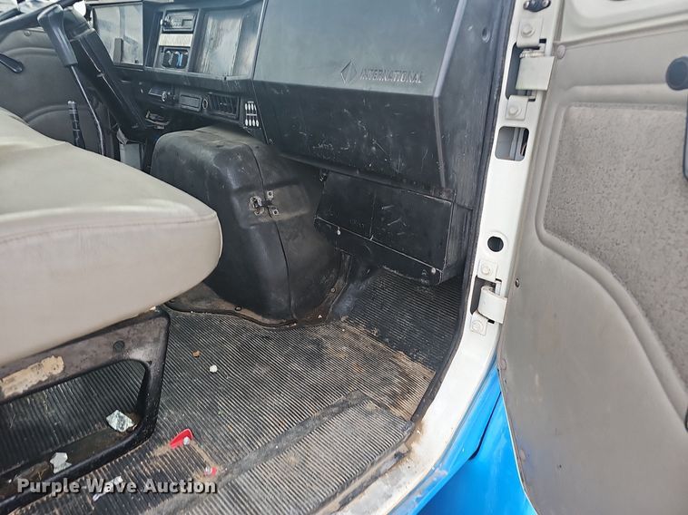 image for item EJ6073 2002 International 4700 truck cab and chassis