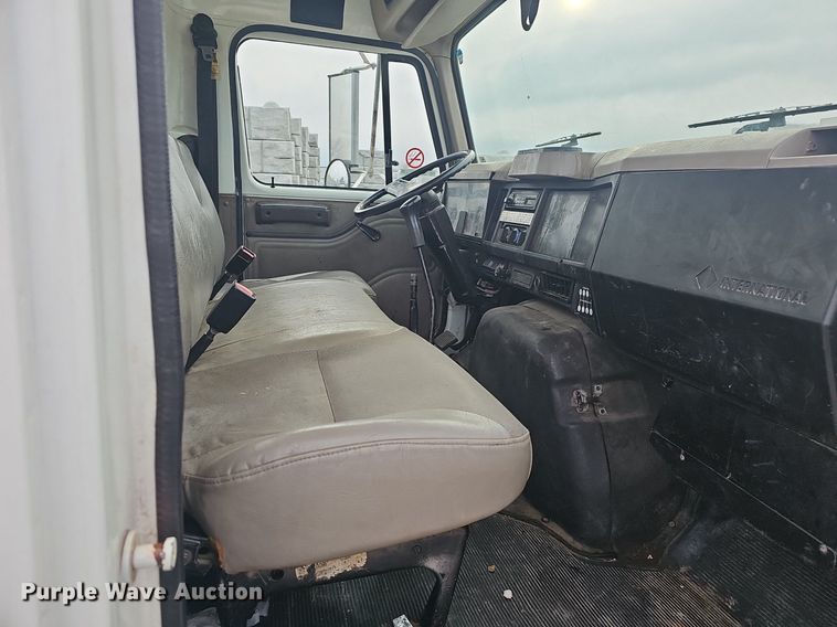 image for item EJ6073 2002 International 4700 truck cab and chassis