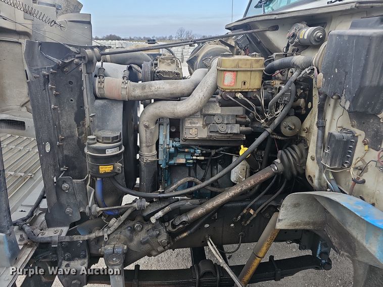 image for item EJ6073 2002 International 4700 truck cab and chassis