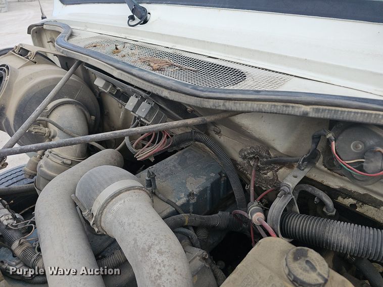 image for item EJ6073 2002 International 4700 truck cab and chassis