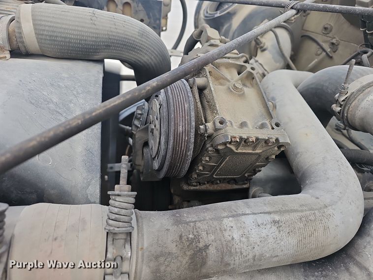 image for item EJ6073 2002 International 4700 truck cab and chassis