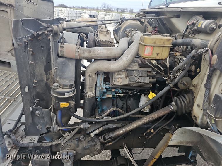 image for item EJ6073 2002 International 4700 truck cab and chassis