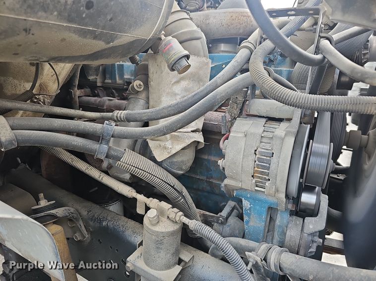 image for item EJ6073 2002 International 4700 truck cab and chassis