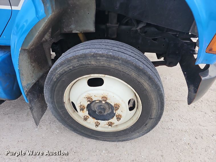 image for item EJ6073 2002 International 4700 truck cab and chassis