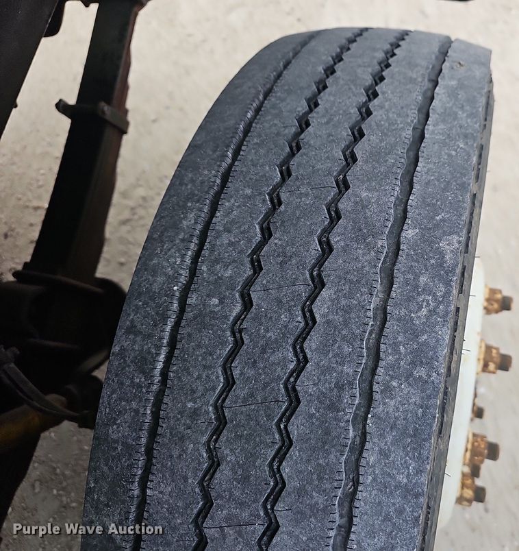 image for item EJ6073 2002 International 4700 truck cab and chassis