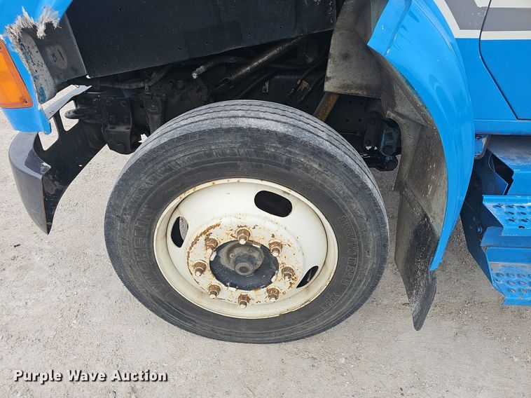 image for item EJ6073 2002 International 4700 truck cab and chassis