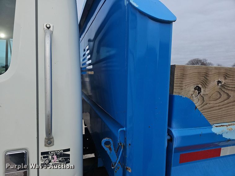 image for item EJ6074 1998 International 4700 dump truck