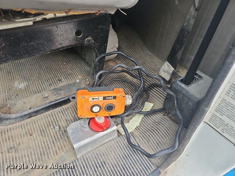 image for item EJ6074 1998 International 4700 dump truck